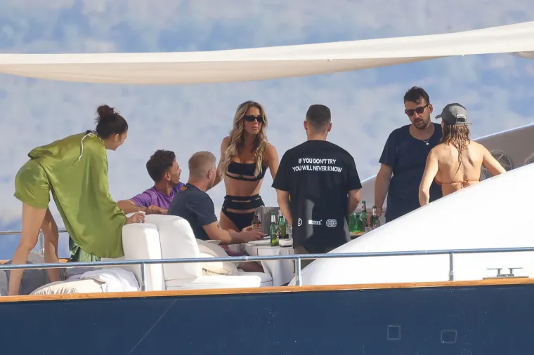 Poznata sportska novinarka i tragičar iz finala Lige prvaka uživaju na jahti u Italiji