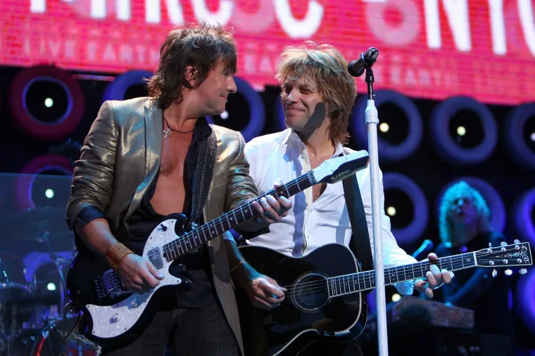 Prije nego što su postali Bon Jovi, bend se trebao zvati &apos;Johnny Electric&apos;. Međutim, jedan prijatelj je predložio da Bon Jovi krene Van Halenovim stopama i koristi prezime svog pjevača, što su i učinili. Jon Bon Jovi je 2001. godine dobio počasni doktorat humanističkih znanosti sa Sveučilišta Monmouth. Nagrada i laskavim titulama nema kraja. Naime, Jona je časopis People proglasio jednim od &apos;50 najljepših ljudi na svijetu&apos;.