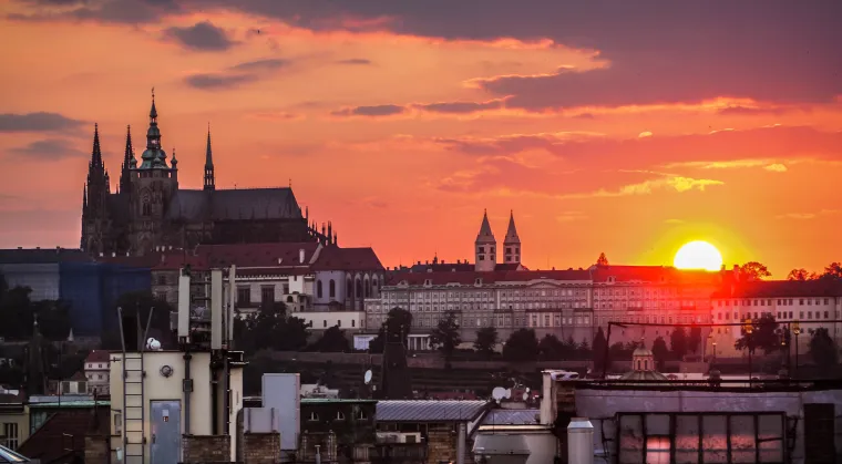 Francuska je pretrpjela velike gubitke, a zabilježeno je 14 000 mrtvih. Zbog te katastrofe, mnogi ljudi bili su izloženi bolestima, što je naposljetku dovelo do otvaranja brojnih zdravstvenih centara za pružanje potrebne skrbi za oboljele pacijente. Budući da je kolovoz obilježen brojnim praznicima i godišnjim odmorima, tada nije bilo moguće pokopati veliki broj preminulih ljudi pa je za pokopavanje tijela korišteno rashladno skladište izvan Pariza, a posao su obavili pogrebnici. Već početkom rujna povećao broj preminulih za najmanje 57 tijela.