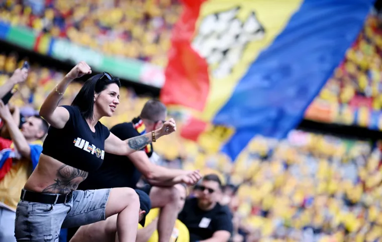 Rumunji na Euru 'zapalili' stadion, atraktivne navijačice ukrale pažnju