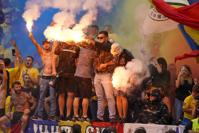 Rumunji na Euru 'zapalili' stadion, atraktivne navijačice ukrale pažnju
