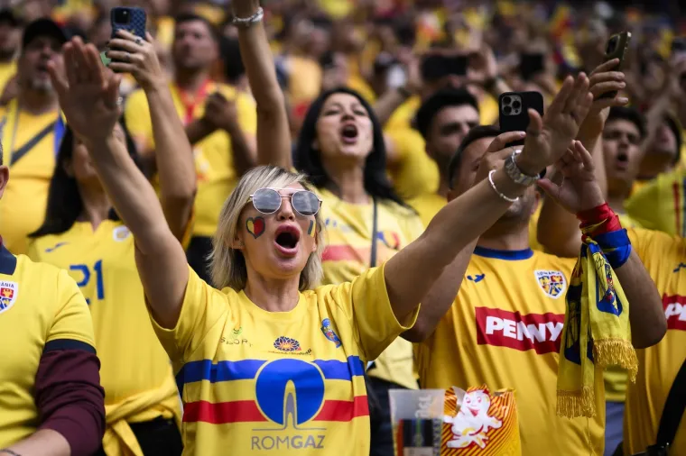 Rumunji na Euru 'zapalili' stadion, atraktivne navijačice ukrale pažnju