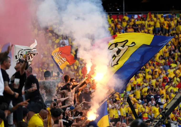Rumunji na Euru 'zapalili' stadion, atraktivne navijačice ukrale pažnju