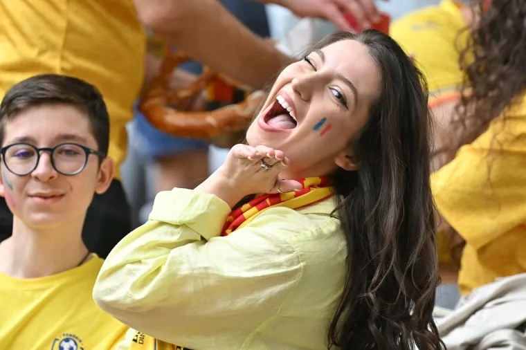 Rumunji na Euru 'zapalili' stadion, atraktivne navijačice ukrale pažnju
