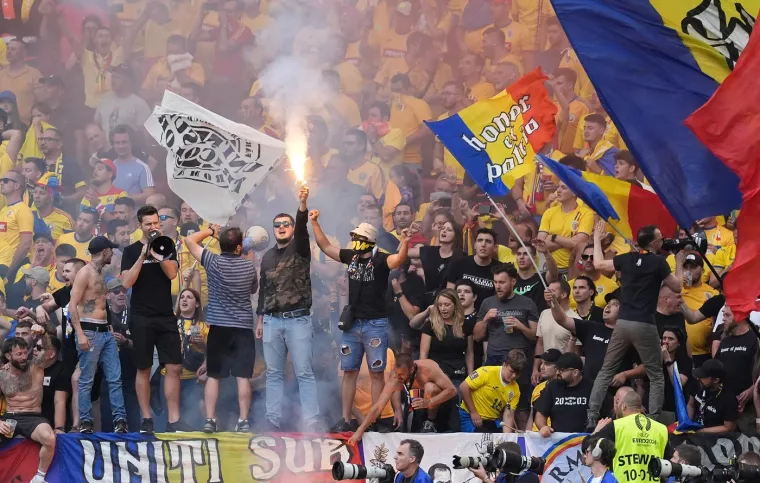 Rumunji na Euru 'zapalili' stadion, atraktivne navijačice ukrale pažnju