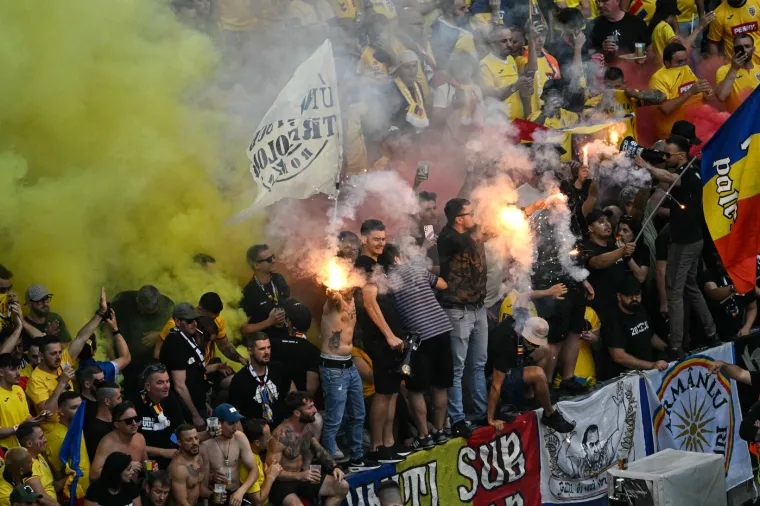 Rumunji na Euru 'zapalili' stadion, atraktivne navijačice ukrale pažnju