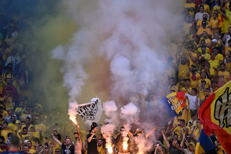 Rumunji na Euru 'zapalili' stadion, atraktivne navijačice ukrale pažnju