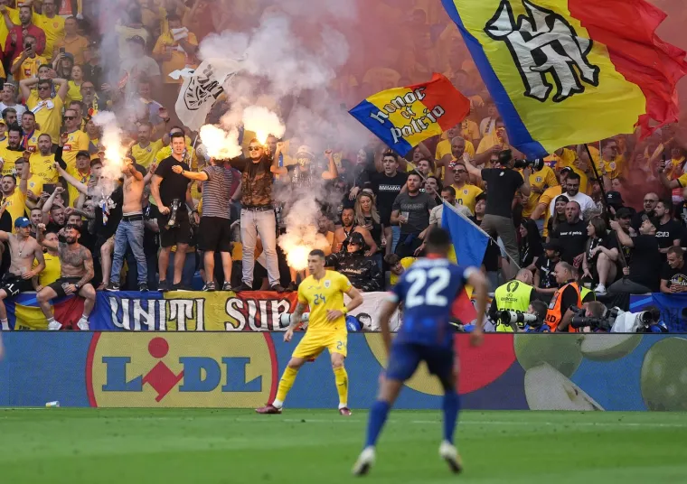 Rumunji na Euru 'zapalili' stadion, atraktivne navijačice ukrale pažnju