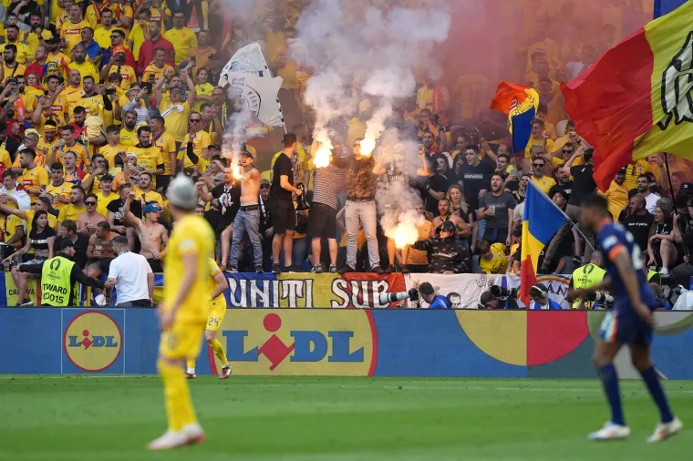 Rumunji na Euru 'zapalili' stadion, atraktivne navijačice ukrale pažnju