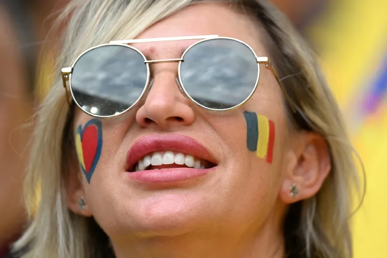 Rumunji na Euru 'zapalili' stadion, atraktivne navijačice ukrale pažnju