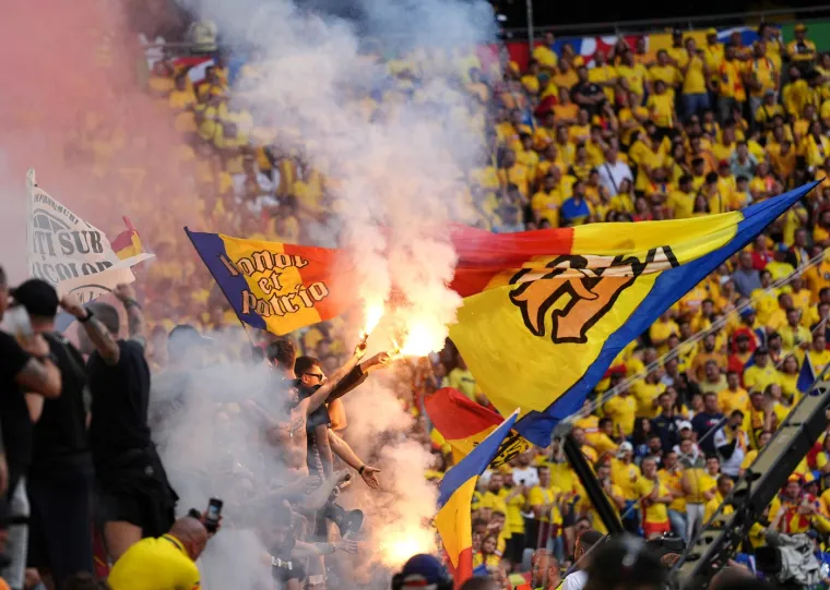 Rumunji na Euru 'zapalili' stadion, atraktivne navijačice ukrale pažnju