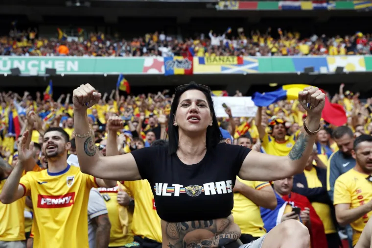 Rumunji na Euru 'zapalili' stadion, atraktivne navijačice ukrale pažnju