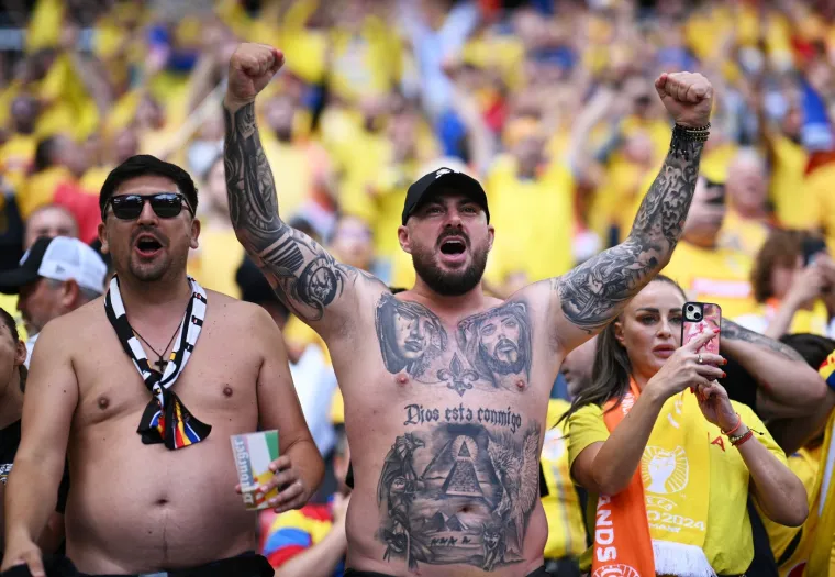 Rumunji na Euru 'zapalili' stadion, atraktivne navijačice ukrale pažnju