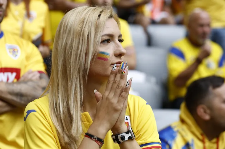 Rumunji na Euru 'zapalili' stadion, atraktivne navijačice ukrale pažnju