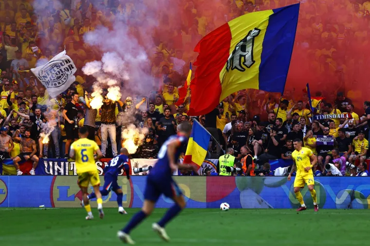 Rumunji na Euru 'zapalili' stadion, atraktivne navijačice ukrale pažnju