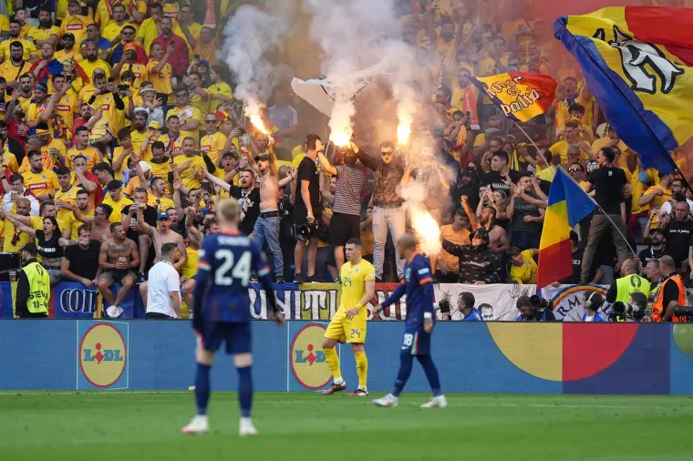 Rumunji na Euru 'zapalili' stadion, atraktivne navijačice ukrale pažnju