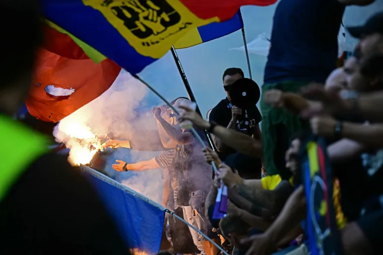 Rumunji na Euru 'zapalili' stadion, atraktivne navijačice ukrale pažnju