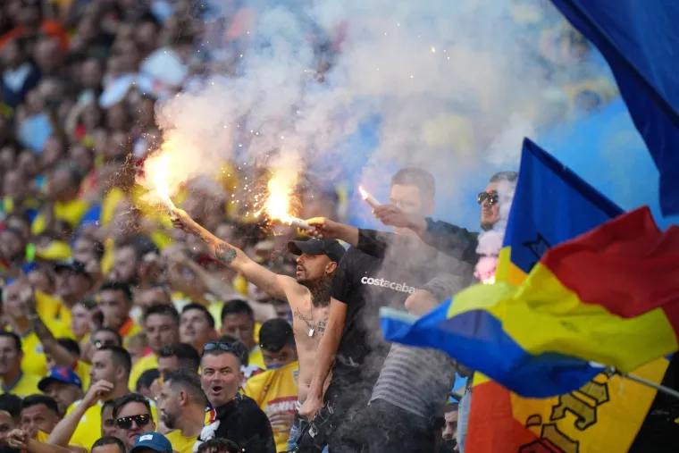 Rumunji na Euru 'zapalili' stadion, atraktivne navijačice ukrale pažnju