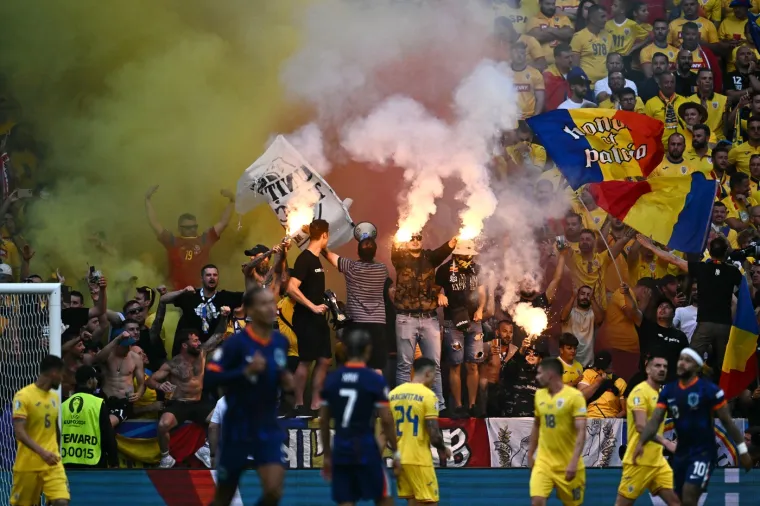 Rumunji na Euru 'zapalili' stadion, atraktivne navijačice ukrale pažnju