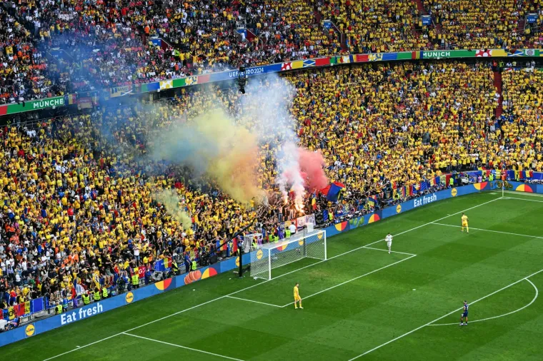 Rumunji na Euru 'zapalili' stadion, atraktivne navijačice ukrale pažnju