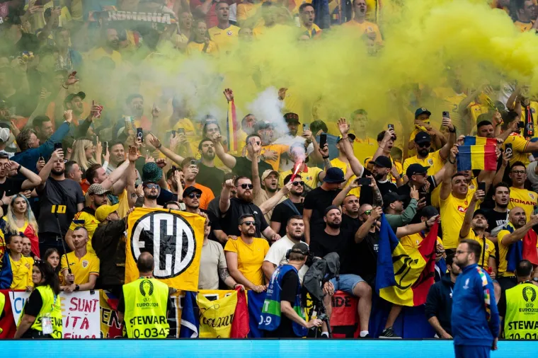 Rumunji na Euru 'zapalili' stadion, atraktivne navijačice ukrale pažnju