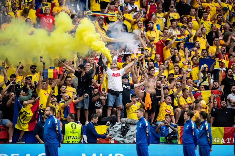 Rumunji na Euru 'zapalili' stadion, atraktivne navijačice ukrale pažnju