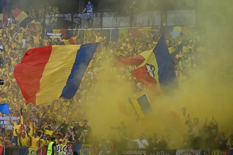 Rumunji na Euru 'zapalili' stadion, atraktivne navijačice ukrale pažnju