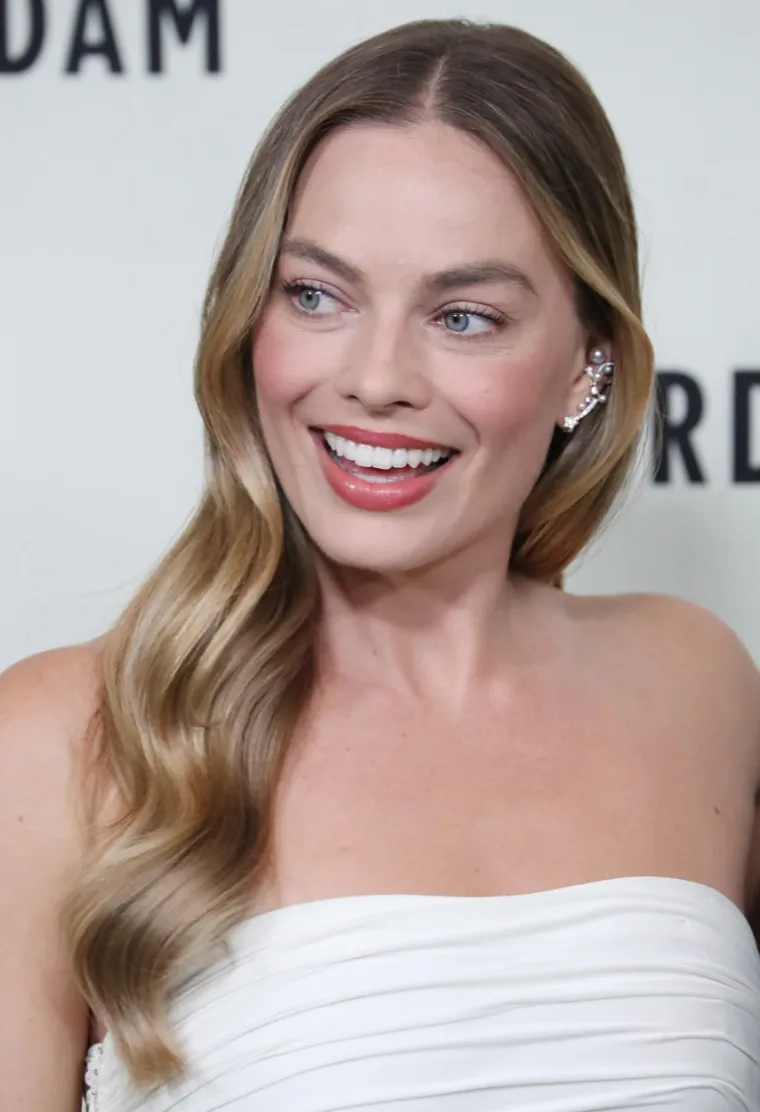 Margot Robbie imala je samo 22 godine kada je glumila u Oskarom nagrađenom filmu "Vuk sa Wall Streeta" i kada je morala snimati intimne scene: "Znam da sad zvuči glupo, ali tada sam pomislila da me nitko neće ni primijetiti u tom filmu", rekla je u jednom intervjuu.
