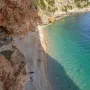 Kombinacija smeđe-sivih dramatičnih stijena i mirnog, zeleno-modrog, kristalno čistog mora te suprotnost između moćnih, sirovih litica i smirene površine mora.