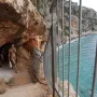 Udaljena je deset minuta vožnje od Cavtata, 30 minuta vožnje od Dubrovnika i smještena u podnožju hridi. Ova plaža je pravo čudo.