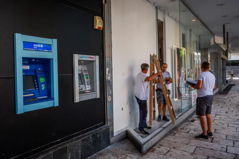 Radnici zamjenjuju staklo koje je sinoć ozljedilo 24 osobe