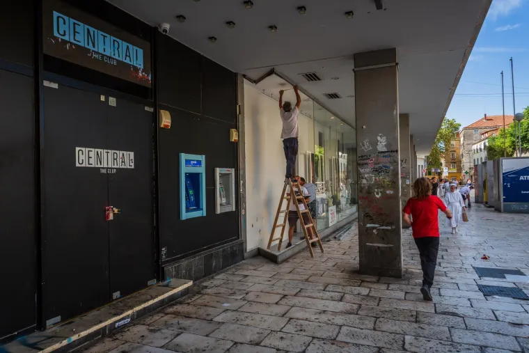 Radnici zamjenjuju staklo koje je sinoć ozljedilo 24 osobe