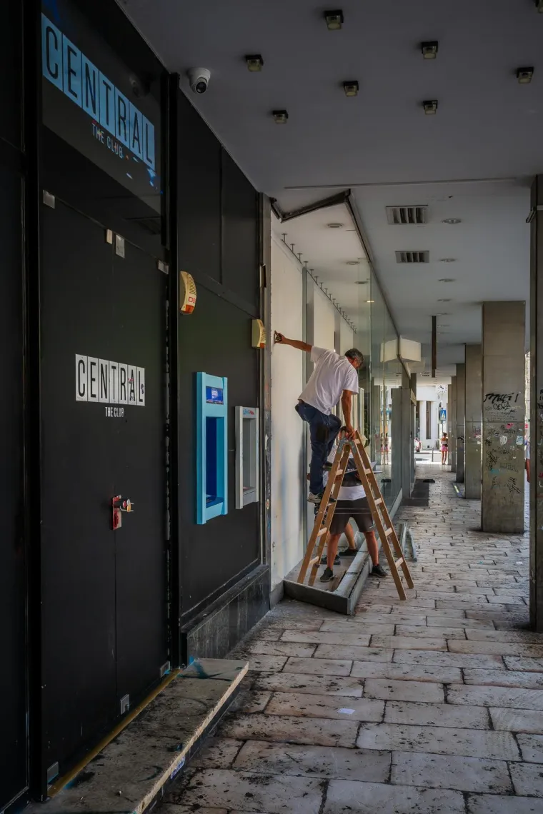 Radnici zamjenjuju staklo koje je sinoć ozljedilo 24 osobe