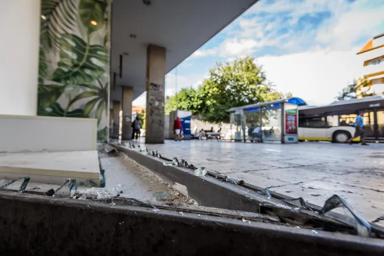 Radnici zamjenjuju staklo koje je sinoć ozljedilo 24 osobe