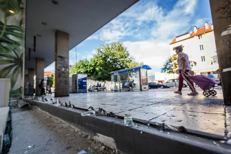 Radnici zamjenjuju staklo koje je sinoć ozljedilo 24 osobe