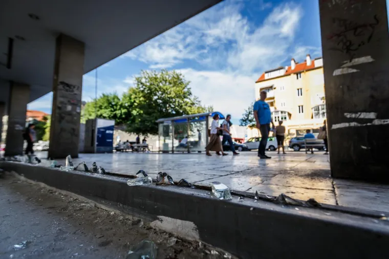 Radnici zamjenjuju staklo koje je sinoć ozljedilo 24 osobe
