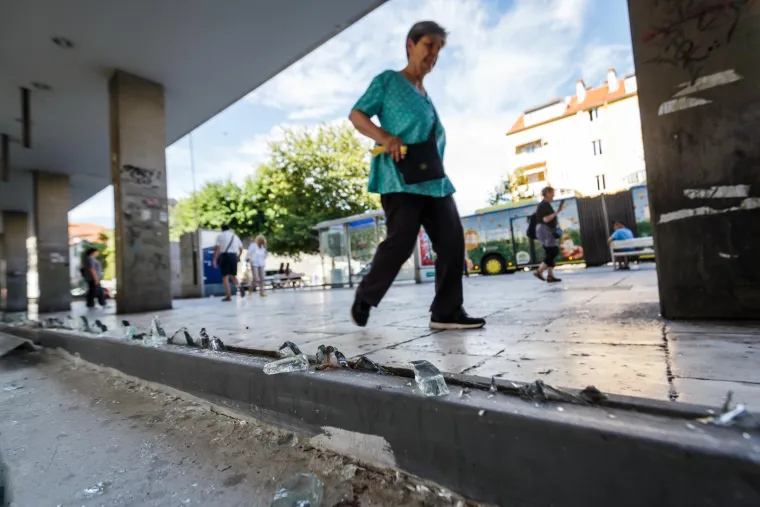 Radnici zamjenjuju staklo koje je sinoć ozljedilo 24 osobe