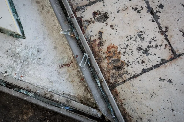 Radnici zamjenjuju staklo koje je sinoć ozljedilo 24 osobe