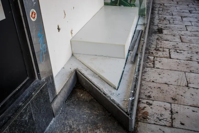 Radnici zamjenjuju staklo koje je sinoć ozljedilo 24 osobe