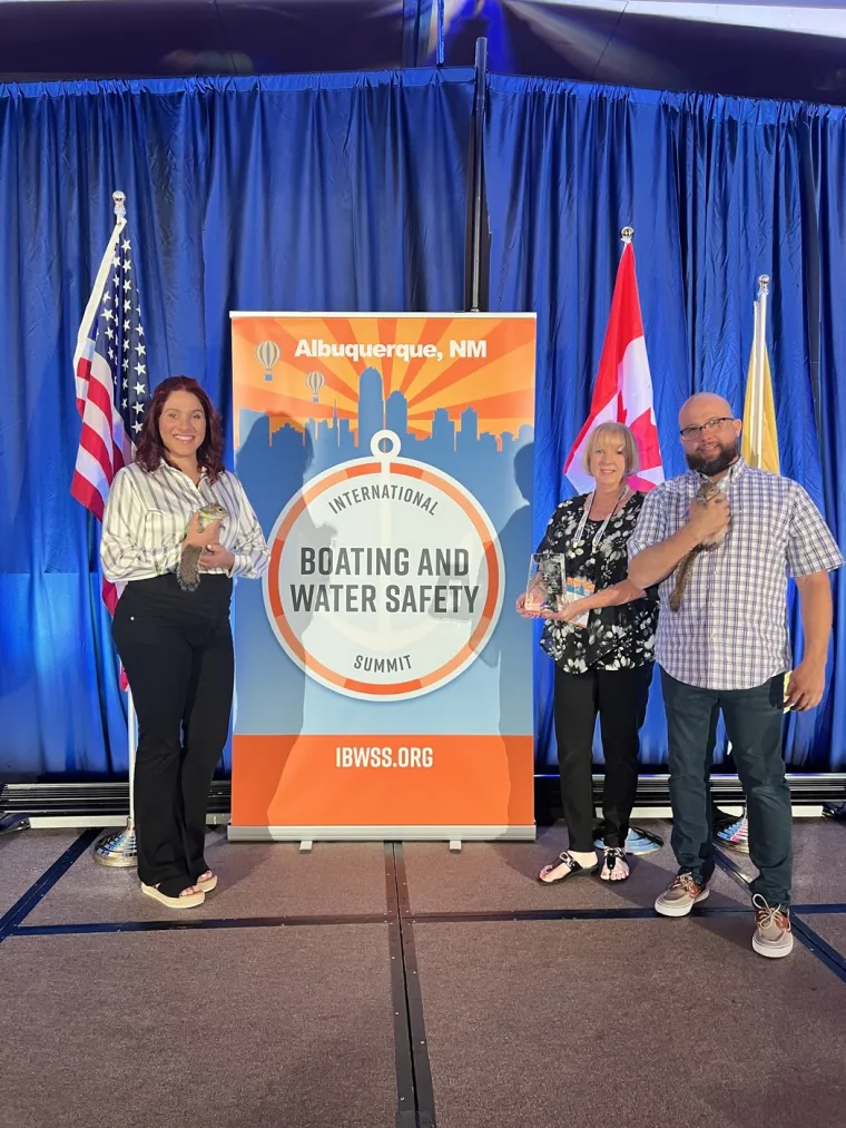 Naučili su vjeverice da skijaju na vodi: Doslovno rade za kikiriki, ali se zbog toga nimalo ne žale