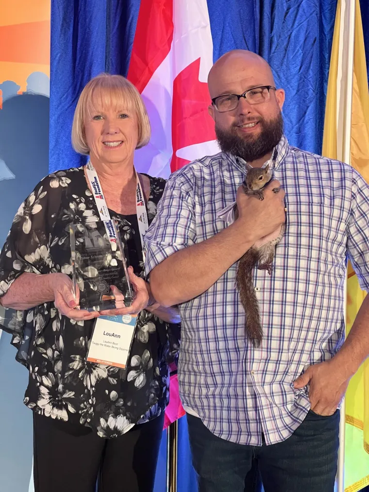 Naučili su vjeverice da skijaju na vodi: Doslovno rade za kikiriki, ali se zbog toga nimalo ne žale