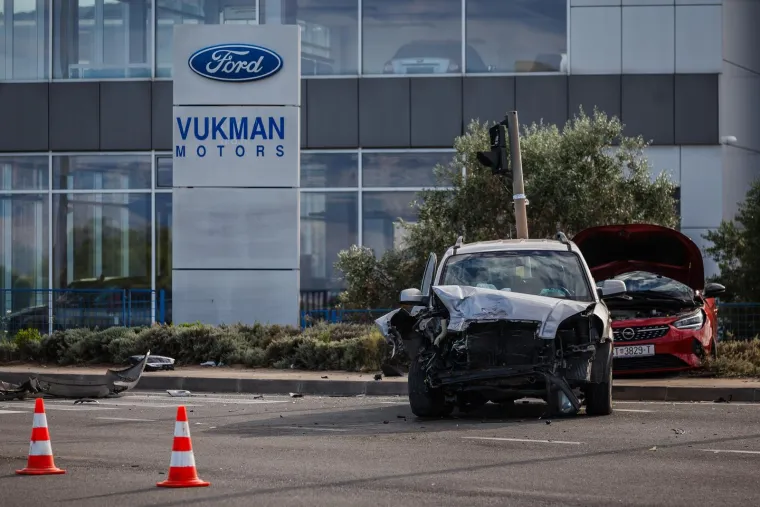 Užasavajući prizori u Ka&scaron;tel &Scaron;tafiliću: Jedan auto totalno zgužvan, drugi razbijen