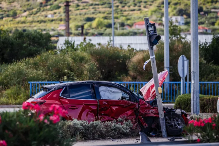 Užasavajući prizori u Ka&scaron;tel &Scaron;tafiliću: Jedan auto totalno zgužvan, drugi razbijen