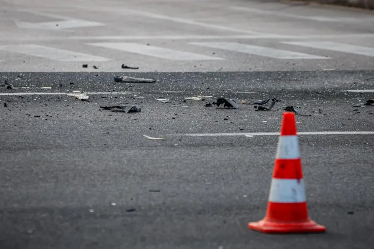 Užasavajući prizori u Ka&scaron;tel &Scaron;tafiliću: Jedan auto totalno zgužvan, drugi razbijen