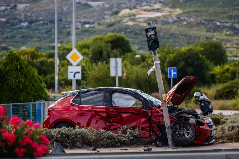 Užasavajući prizori u Ka&scaron;tel &Scaron;tafiliću: Jedan auto totalno zgužvan, drugi razbijen