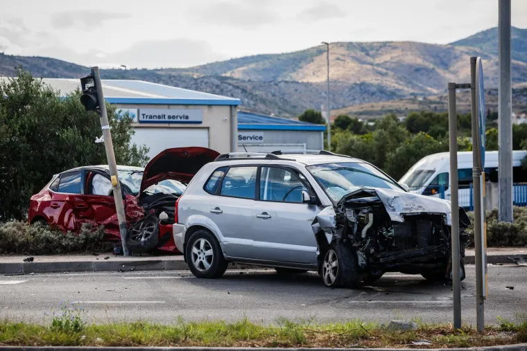 Užasavajući prizori u Ka&scaron;tel &Scaron;tafiliću: Jedan auto totalno zgužvan, drugi razbijen