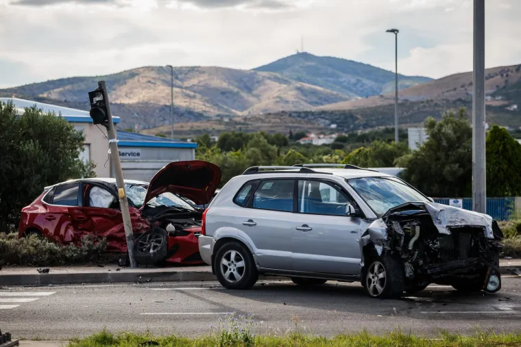 Užasavajući prizori u Ka&scaron;tel &Scaron;tafiliću: Jedan auto totalno zgužvan, drugi razbijen