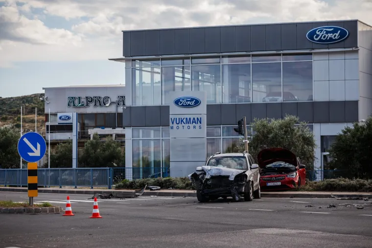 Užasavajući prizori u Ka&scaron;tel &Scaron;tafiliću: Jedan auto totalno zgužvan, drugi razbijen