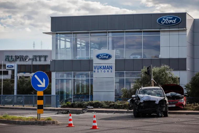 Užasavajući prizori u Ka&scaron;tel &Scaron;tafiliću: Jedan auto totalno zgužvan, drugi razbijen