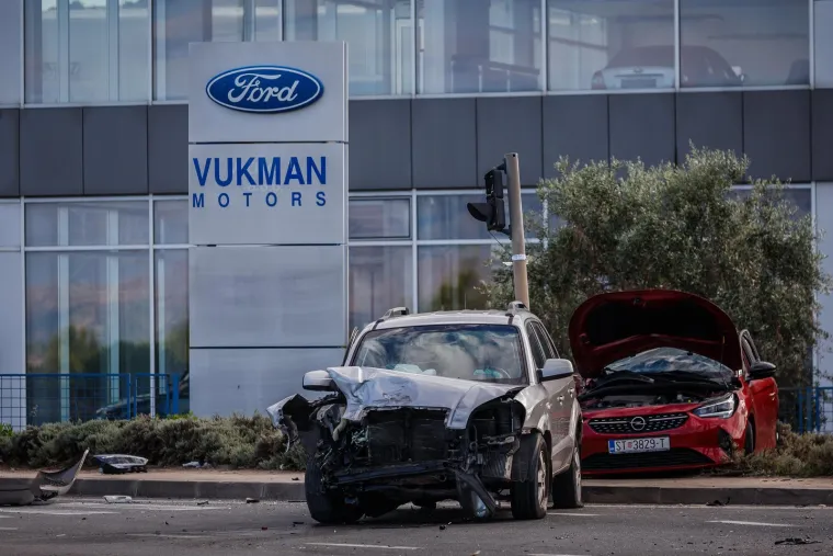 Užasavajući prizori u Ka&scaron;tel &Scaron;tafiliću: Jedan auto totalno zgužvan, drugi razbijen